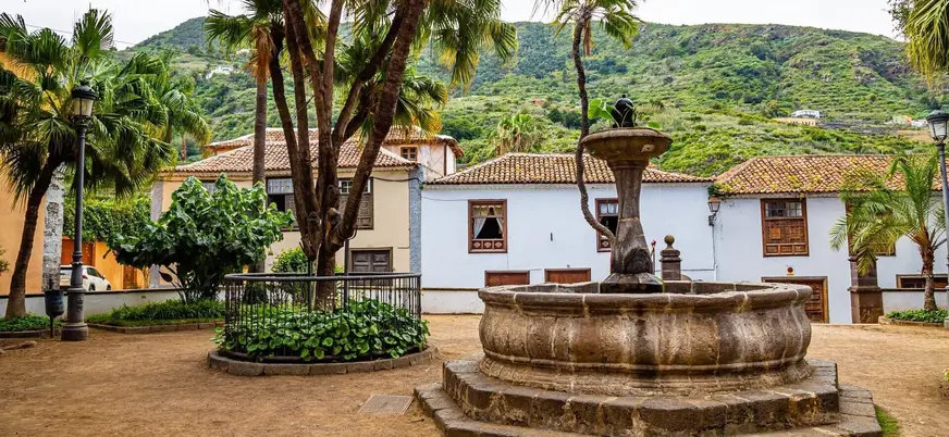 Fuente de piedra y casas tradicionales en la plaza de Icod de los Vinos, Tenerife