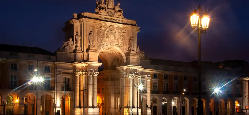 Arco de la Rua Augusta al anochecer en la Plaza del Comercio, Lisboa