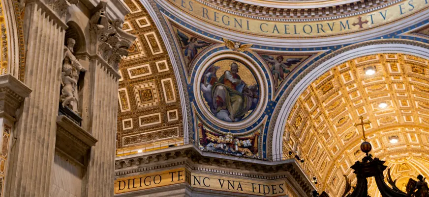 Detalle dorado y frescos del interior de la Basílica de San Pedro, Ciudad del Vaticano.