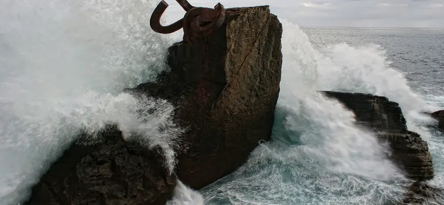 Olas rompiendo en el Peine del Viento en San Sebastián.