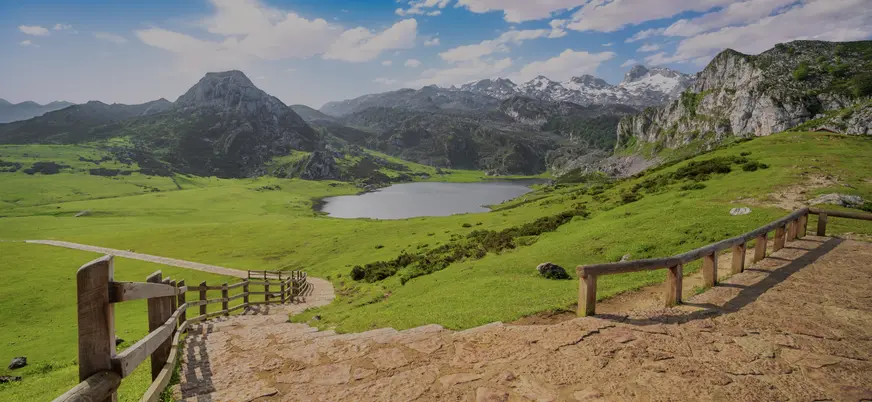 Escalera de piedra con vista panorámica al Lago Ercina en los Lagos de Covadonga, Asturias, España.