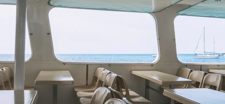 Interior del barco turístico