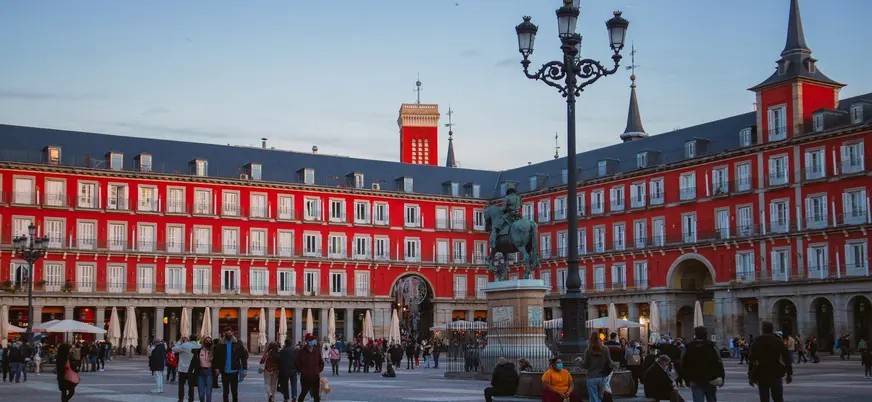 Atardecer en la Plaza Mayor de Madrid y estatua de Felipe III