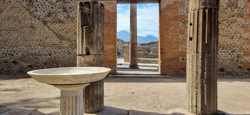  Ruinas de la antigua ciudad romana de Pompeya, Italia, con el Monte Vesubio visible al fondo. 