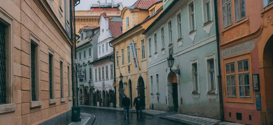 Calle histórica del casco viejo de Praga con fachadas coloridas