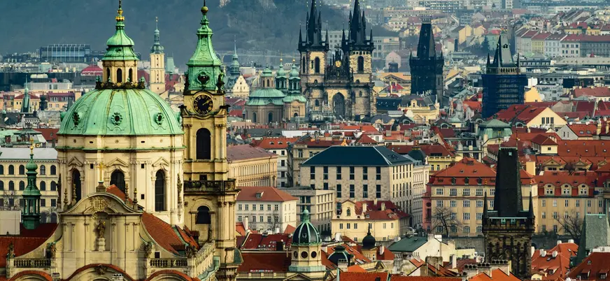 Vista panorámica de la Ciudad Vieja de Praga con la Iglesia de San Nicolás y Týn.
