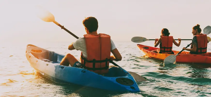 Grupo de personas navegando en kayak por la bahía de Santander