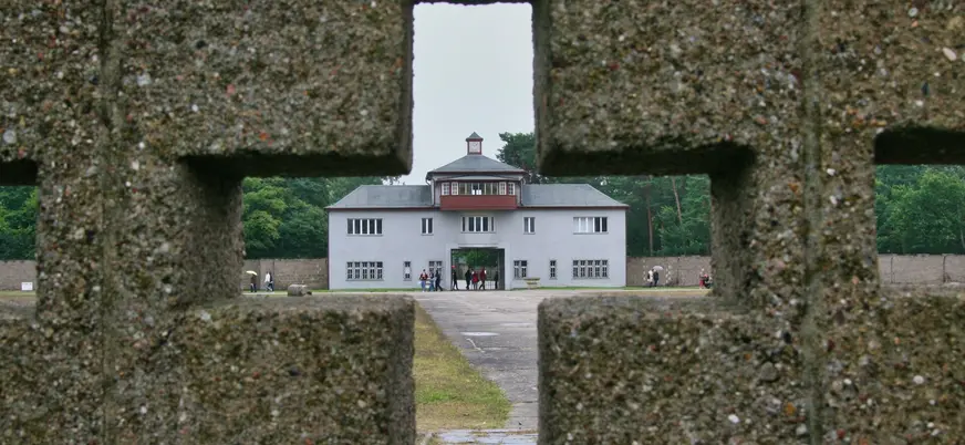 Vista del edificio de entrada al campo de concentración de Sachsenhausen tras un muro