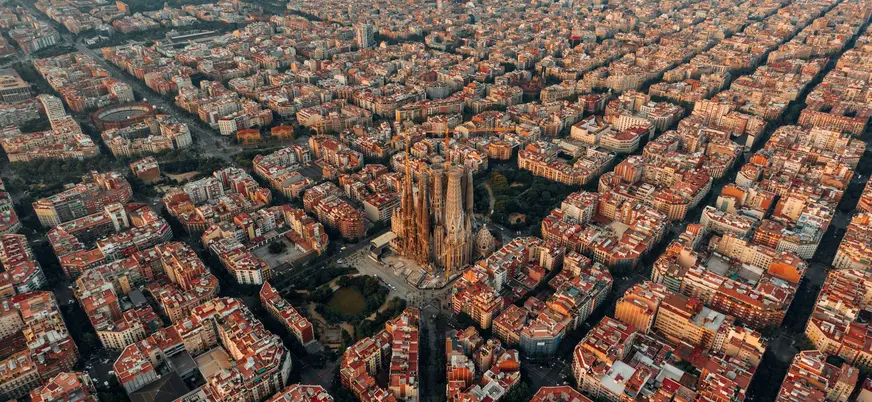 Vista aérea de la Sagrada Familia rodeada por el Eixample de Barcelona