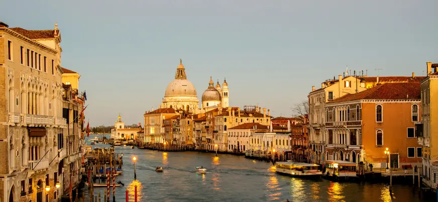 Atardecer sobre el Gran Canal con la Basílica della Salute en Venecia