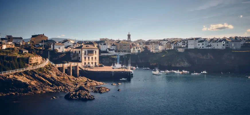 Vista panorámica del puerto y el casco urbano de Tapia de Casariego, con barcos amarrados y acantilados del occidente asturiano.