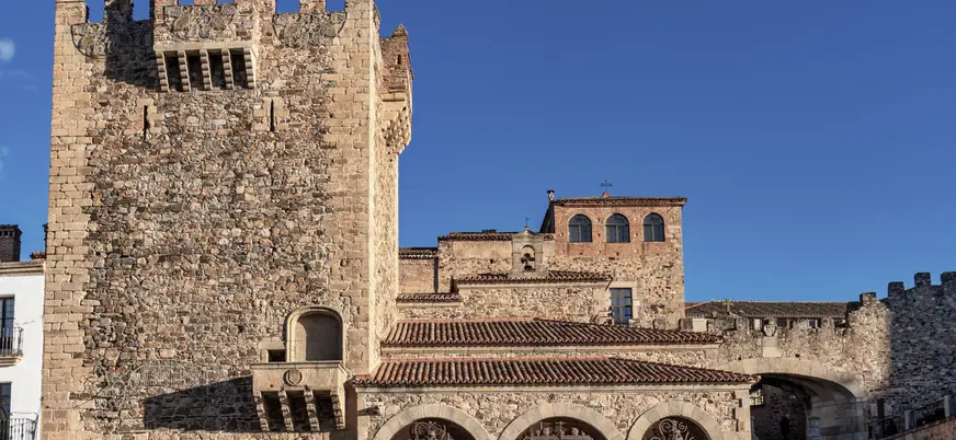Torre de Bujaco y Ermita de la Paz en Cáceres, España.
