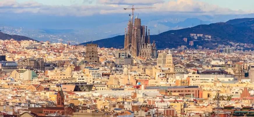 Skyline de Barcelona y el mar Mediterráneo desde los bosques de Montjuïc