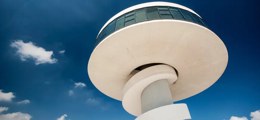 Torre del Centro Niemeyer en Avilés durante visita guiada buendía