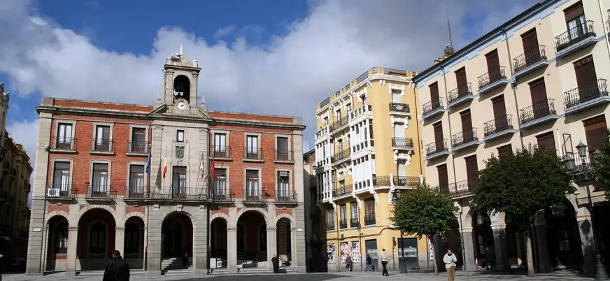 Plaza Mayor de Zamora, España, con el antiguo Ayuntamiento (rojo) y edificios residenciales amarillos.