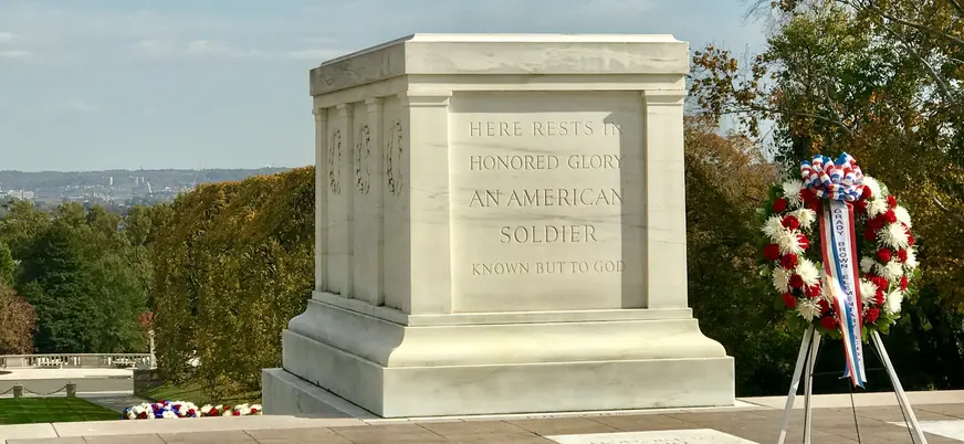 Tumba del Soldado Desconocido en el Cementerio Nacional de Arlington, Virginia