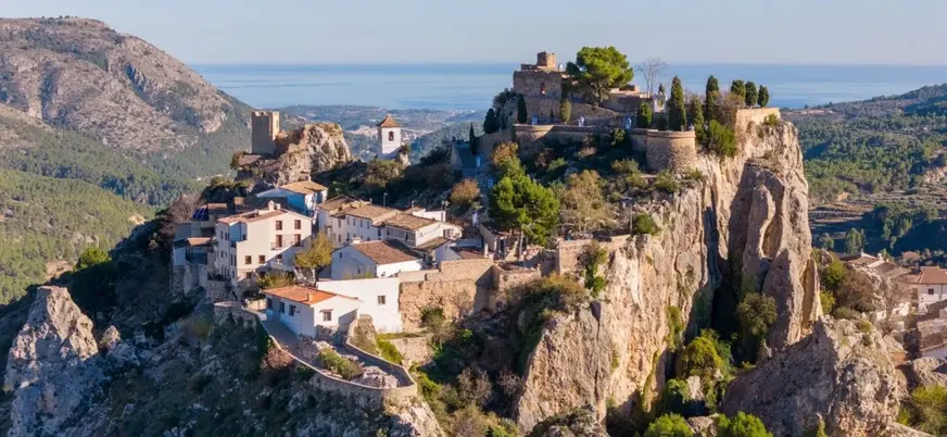 Panorámica de El Castell de Guadalest, Alicante, con el mar Mediterráneo al fondo.
