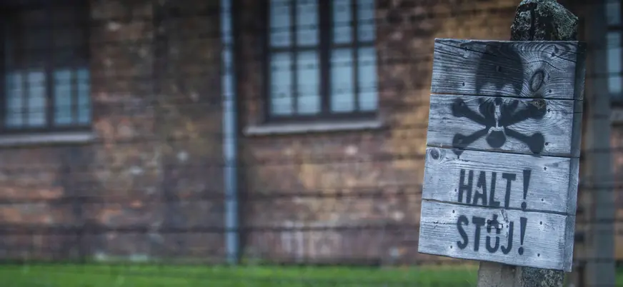 Cartel de advertencia “Halt! Stój!” en Auschwitz I, Polonia