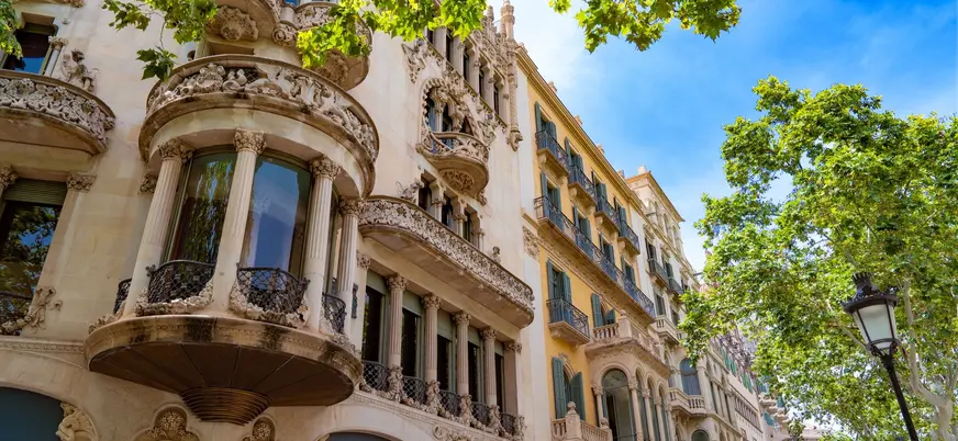 Fachadas modernistas del centro de Barcelona con detalles ornamentales y balcones