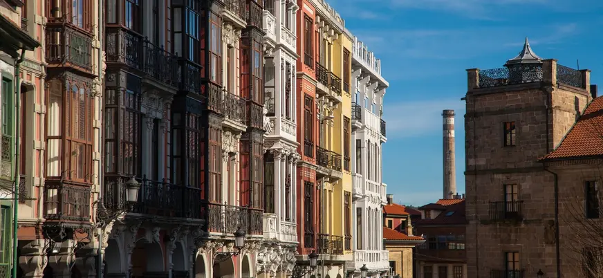 Fachadas coloridas con galerías acristaladas en una calle del centro histórico de Avilés, en la región de Asturias.