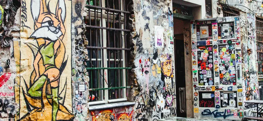 Callejón alternativo repleto de grafitis y pegatinas en Berlín