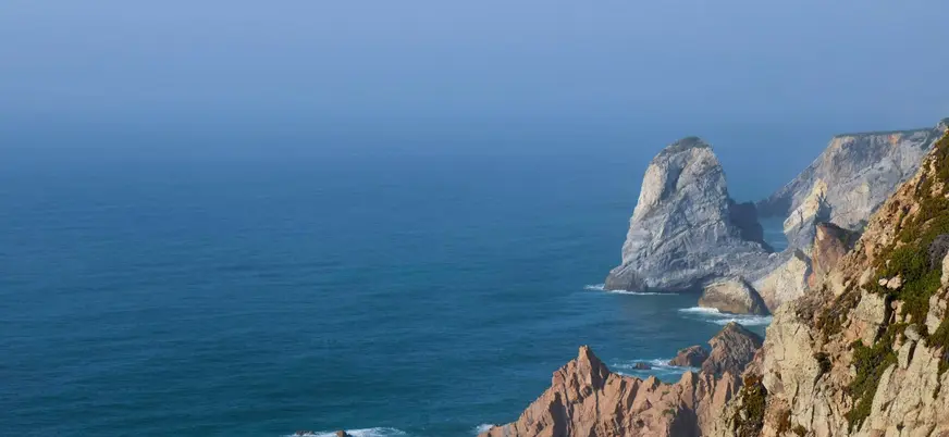 Acantilados y mar azul en Cabo da Roca bajo un cielo despejado.
