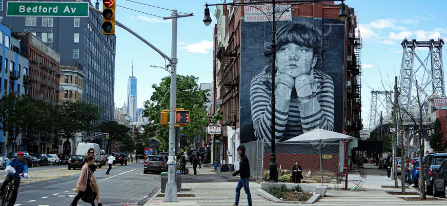 Mural urbano en Bedford Avenue, Williamsburg, Brooklyn, Nueva York