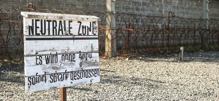 Cartel de zona neutral y alambre de púas en el campo de concentración de Sachsenhausen