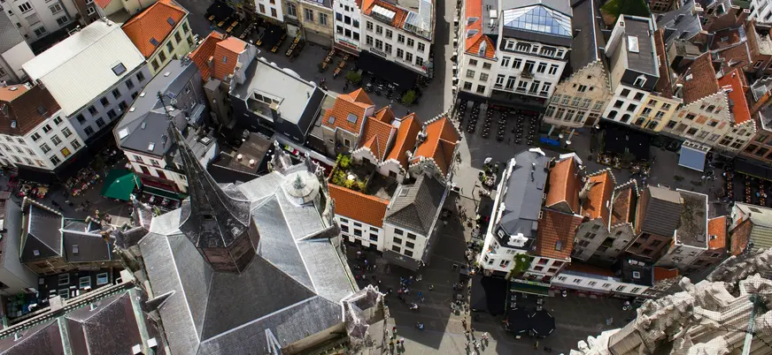 Vista aérea del centro histórico de Amberes desde la catedral