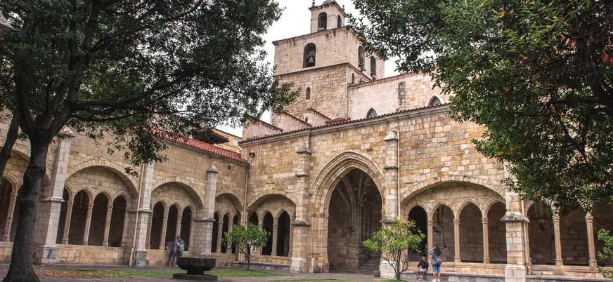 Claustro de la Catedral de Santander con arcos góticos