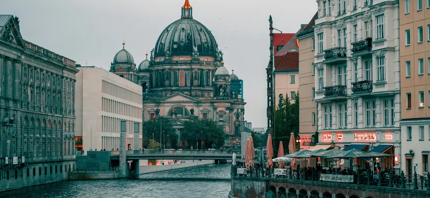 Berliner Dom y el río Spree al atardecer en el centro de Berlín