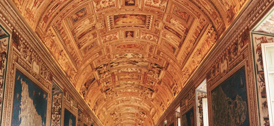 Techo dorado de la Galería de los Mapas en los Museos Vaticanos, Roma.