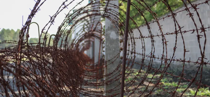 Detalle de las alambradas oxidadas en espiral del antiguo campo de concentración de Sachsenhausen