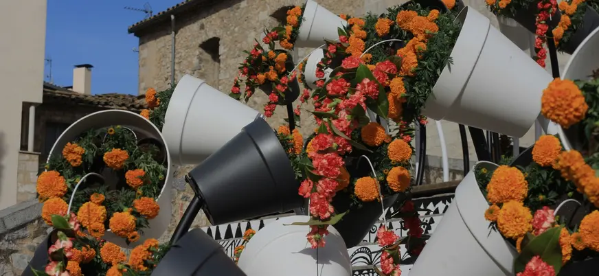 Detalle de macetas florales decorativas en las calles de Girona