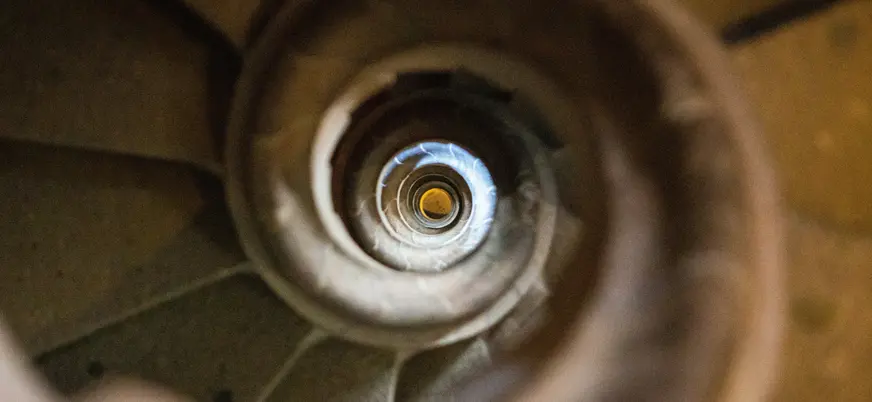 Vista cenital de una escalera de caracol en la Sagrada Familia de Barcelona