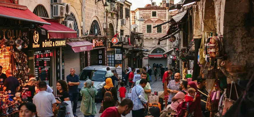 Calles comerciales concurridas en Estambul, Turquía