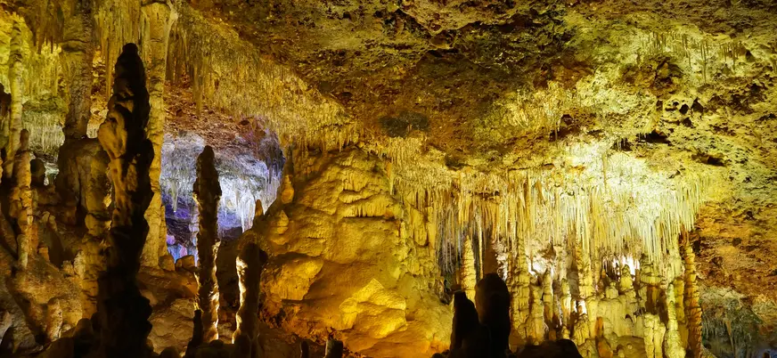 Formaciones de estalagmitas y estalactitas en las Cuevas dels Hams, Mallorca
