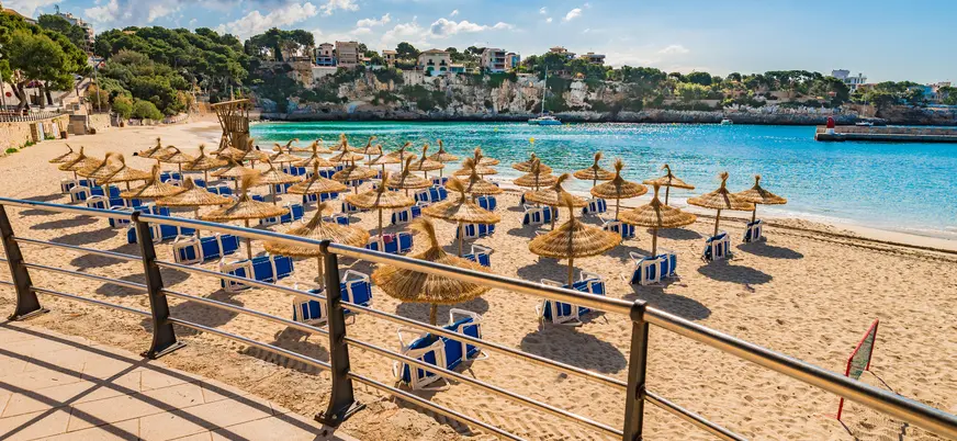Sombrillas y hamacas en la playa de Porto Cristo, Mallorca
