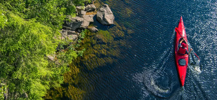 Vista aérea de piragüista por el río Sella, Arriondas, Asturias