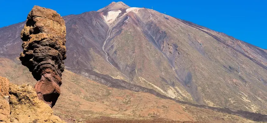 El Roque Cinchado con el volcán Teide al fondo en el Parque Nacional de Tenerife