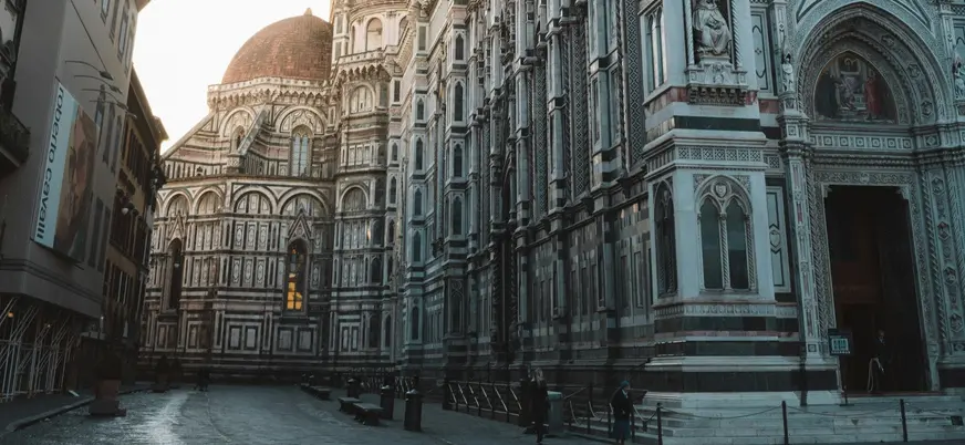 Fachada de la Catedral de Santa María del Fiore en Florencia, Italia, mostrando detalles arquitectónicos góticos y renacentistas, con la cúpula de Brunelleschi al fondo.