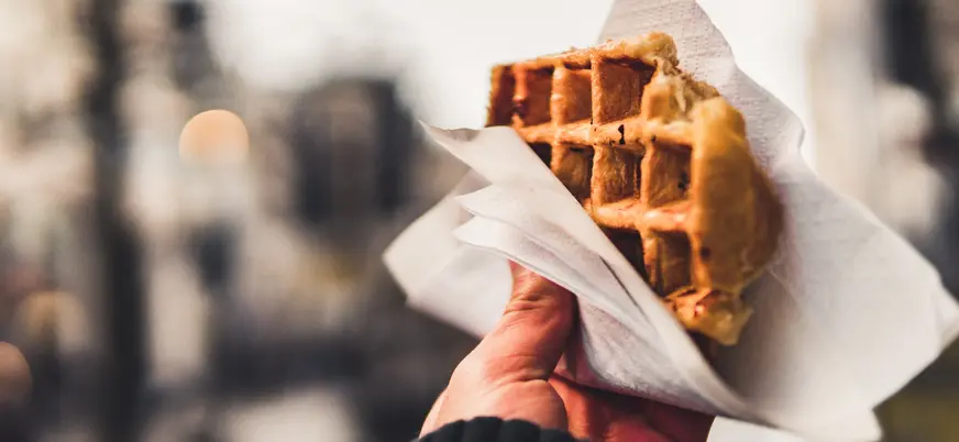 Gofre recién hecho en Amberes, Bélgica, sostenido con servilleta