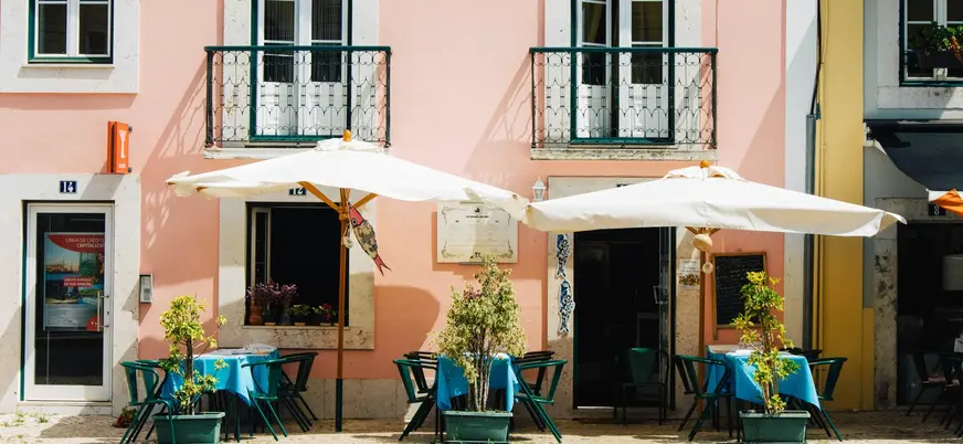 Terraza de una cafetería en el centro de Lisboa, Portugal.