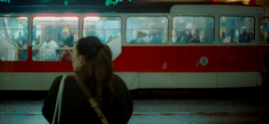 Tranvía nocturno circulando por una calle de Praga, República Checa