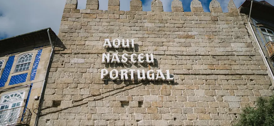 Muralla de Guimarães con el letrero “Aqui Nasceu Portugal”.