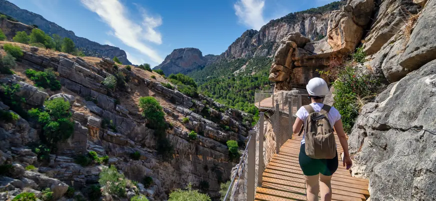Senderista recorriendo las pasarelas de madera del Caminito del Rey, Málaga