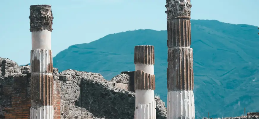Columnas de un antiguo edificio de la ciudad de Pompeya