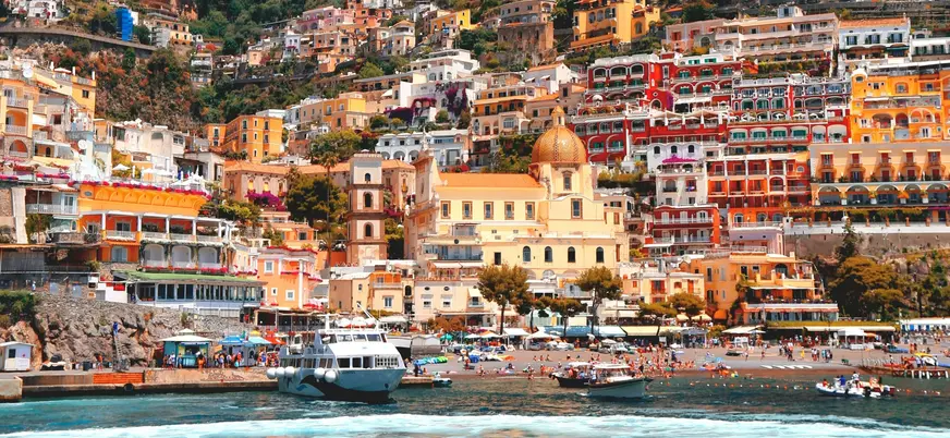Vista de la playa y el colorido pueblo de Positano