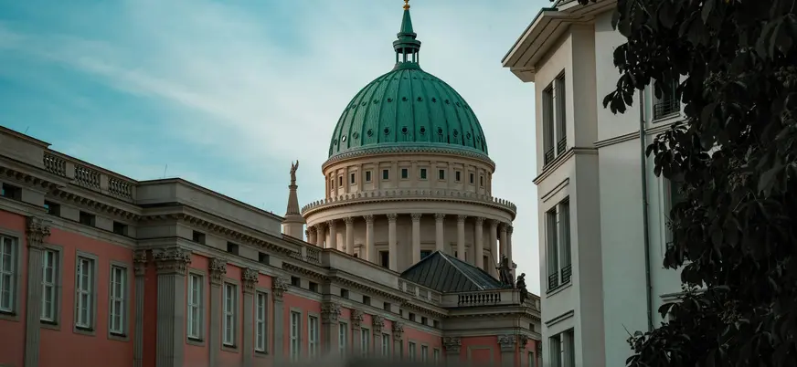 Cúpula verde de la Iglesia de San Nicolás (Nikolaikirche) en Potsdam, Alemania, destacando su estilo neoclásico.