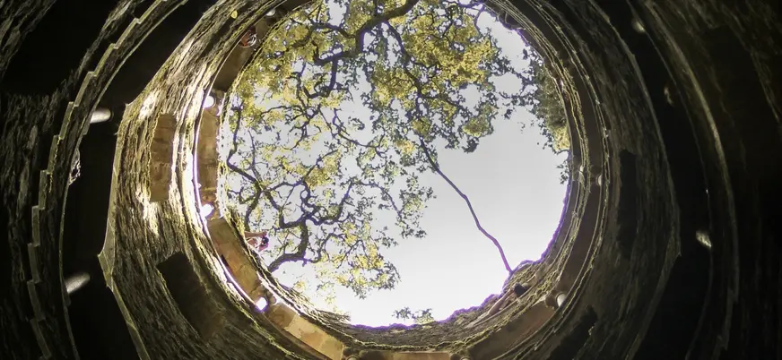 Vista vertical desde el interior del Pozo Iniciático de la Quinta da Regaleira, Sintra